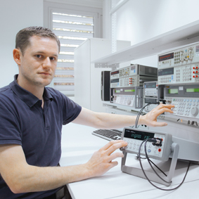 Elektromos mérőberendezések kalibrálása alacsony frekvenciájú laboratóriumban