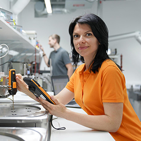 Merülő tartályban történő kalibrálása a hőmérsékletmérő eszközöknek a termodinamikai laboratóriumban